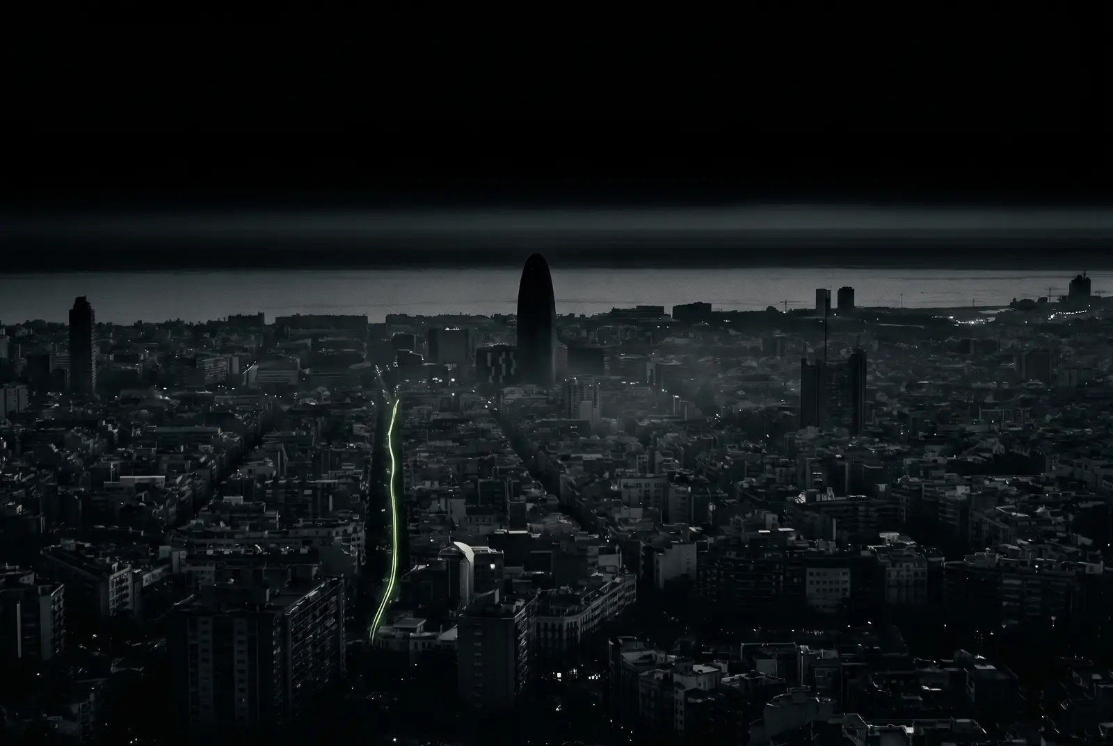 Barcelona de noche desde la sierra, con la torre Glories sobre la cuadricula del Eixample