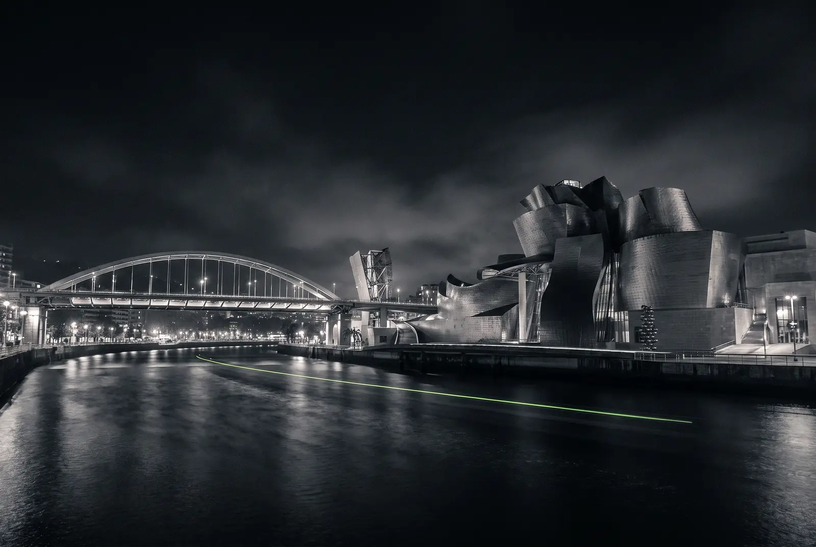 La ria de Bilbao de noche con el museo y el puente de La Salve al fondo