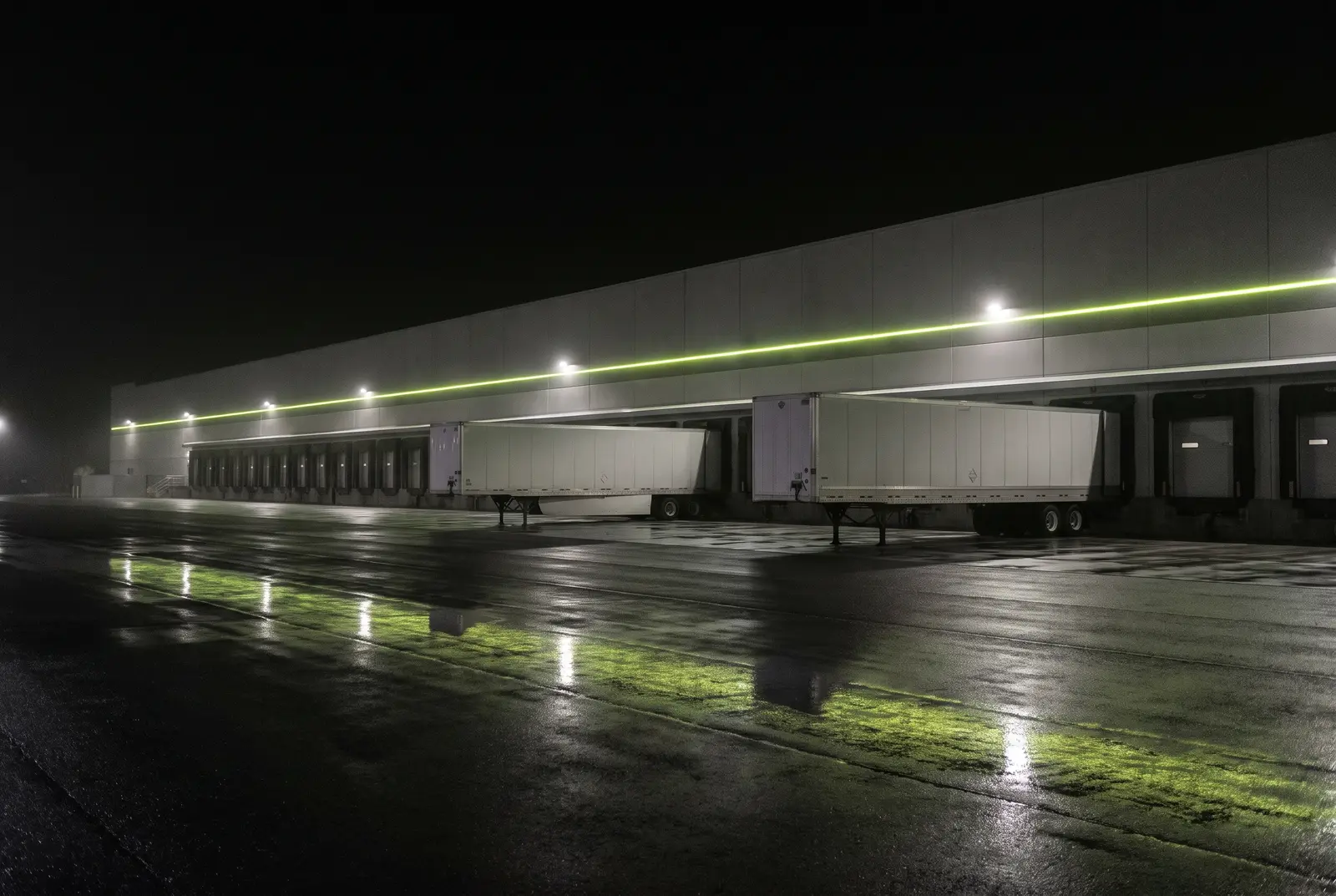 Muelles de carga de una plataforma logistica de noche con una linea lima