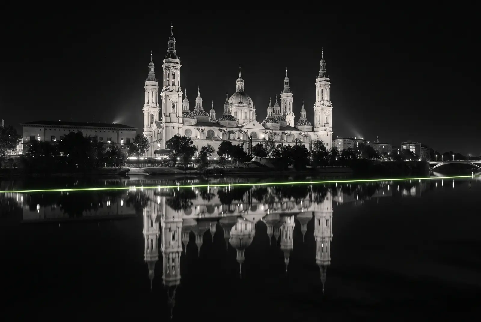 La basilica del Pilar de Zaragoza reflejada en el Ebro de noche